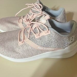 New Balance NWOT Size 9.5 Pink and Grey Tennis Shoe